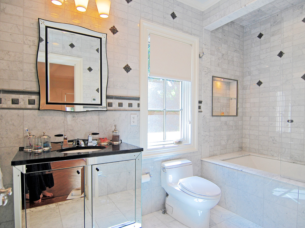 Aménagement d'une salle de bain classique en bois foncé de taille moyenne avec un placard en trompe-l'oeil, une baignoire encastrée, un combiné douche/baignoire, un carrelage beige, mosaïque, un mur beige, un sol en marbre, un lavabo encastré, un sol beige et une cabine de douche à porte battante.