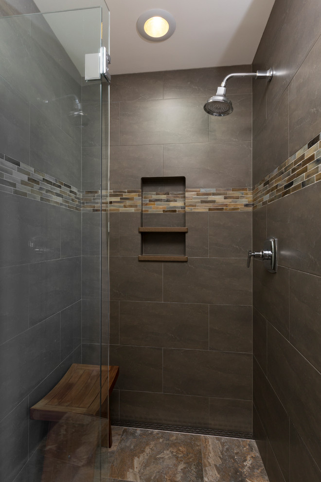 Modelo de cuarto de baño clásico pequeño con ducha a ras de suelo, baldosas y/o azulejos grises, baldosas y/o azulejos de porcelana, suelo de baldosas de porcelana y aseo y ducha