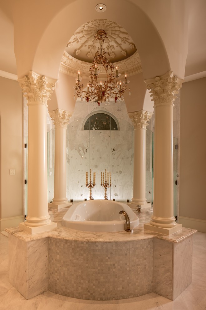 Пример оригинального дизайна: огромная ванная комната в средиземноморском стиле с накладной ванной и двойным душем