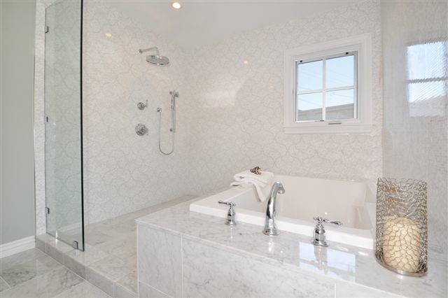 Ispirazione per una stanza da bagno chic con vasca da incasso, doccia ad angolo, piastrelle grigie, piastrelle bianche, piastrelle a mosaico, pareti grigie e pavimento in marmo