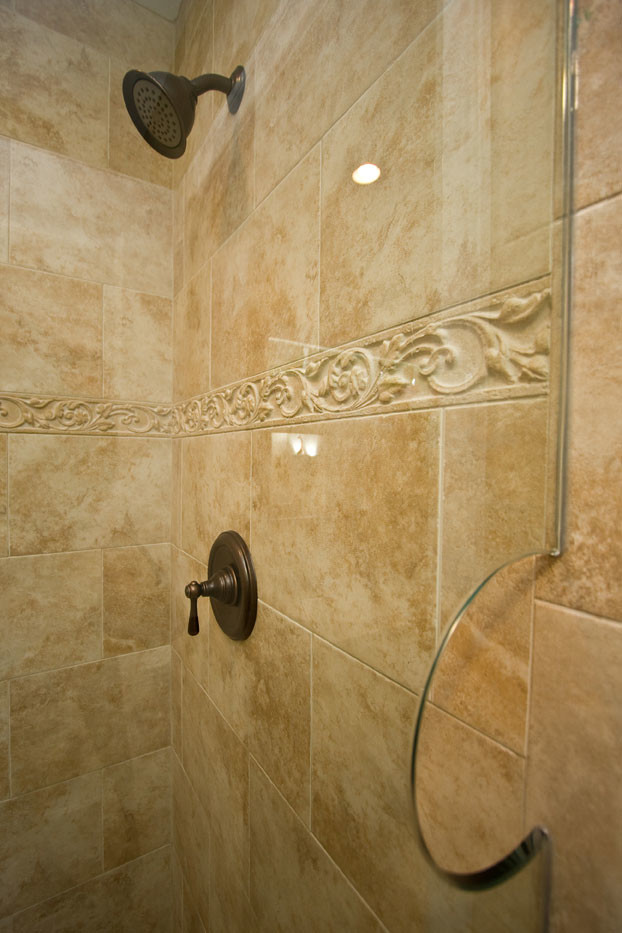 Foto di una stanza da bagno chic con piastrelle beige