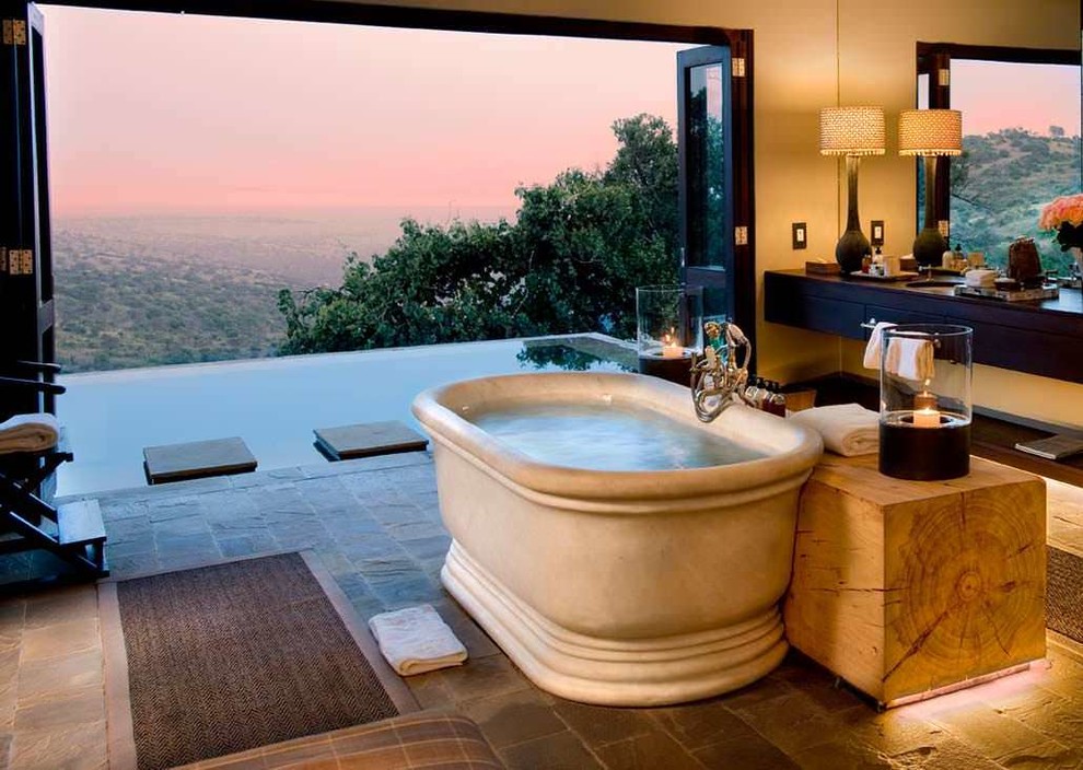 Inspiration för mellanstora medelhavsstil en-suite badrum, med ett fristående badkar, gul kakel, gula väggar och ett nedsänkt handfat
