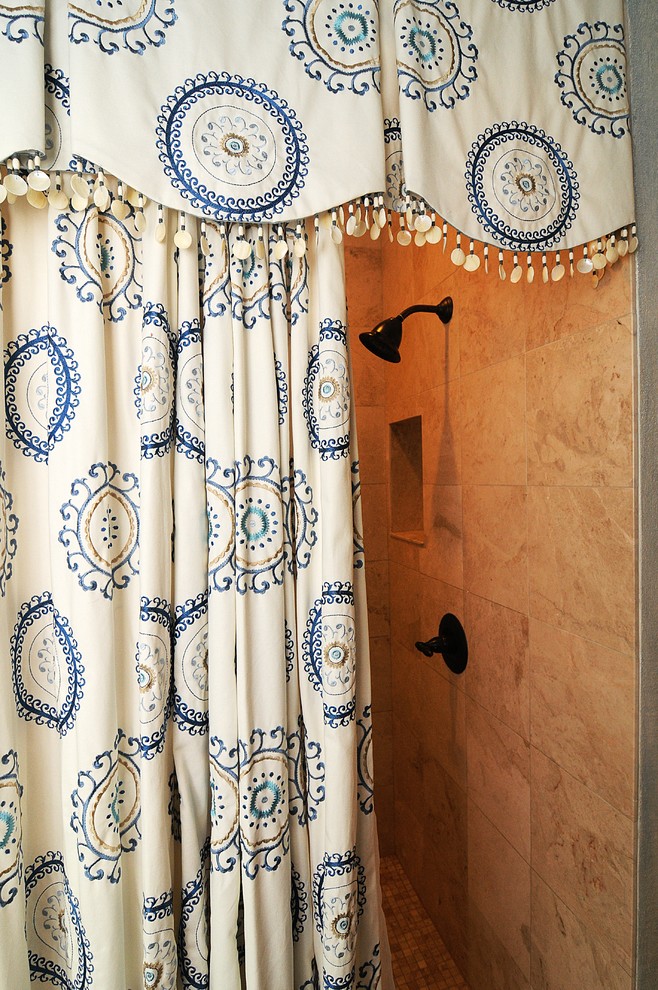 Diseño de cuarto de baño tradicional renovado con ducha empotrada, sanitario de dos piezas y paredes azules