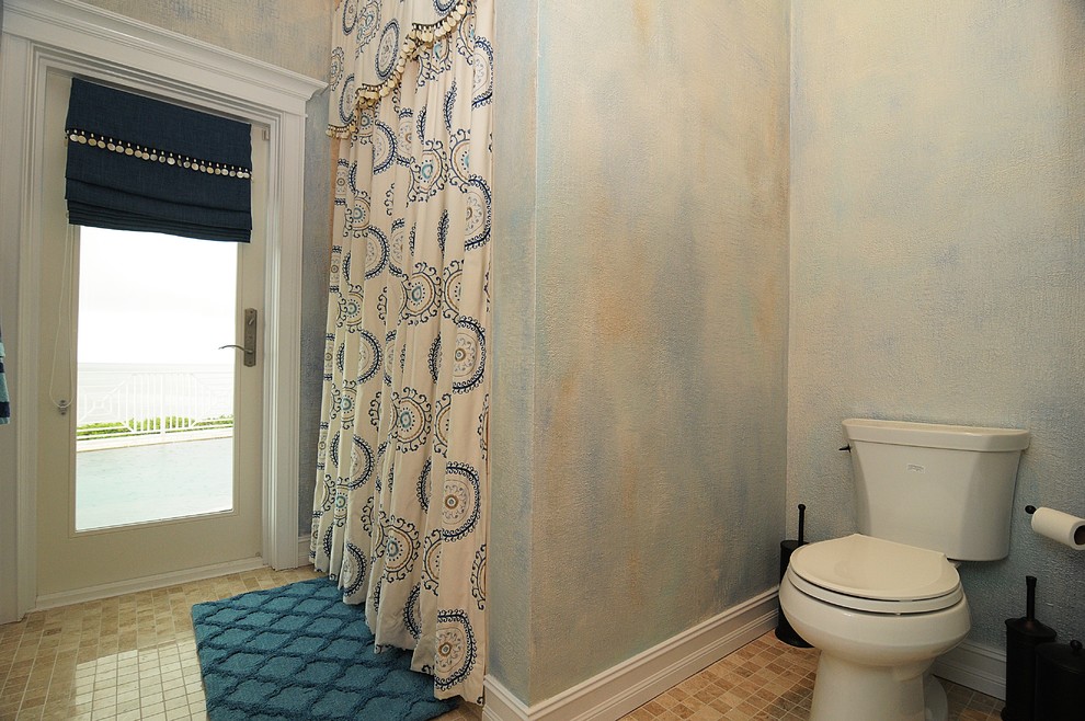 Klassisches Badezimmer mit Duschnische, Wandtoilette mit Spülkasten, blauer Wandfarbe und Duschvorhang-Duschabtrennung in Tampa