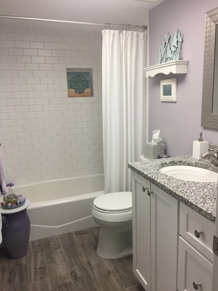 Ejemplo de cuarto de baño principal marinero pequeño con armarios estilo shaker, puertas de armario blancas, bañera empotrada, baldosas y/o azulejos blancos, baldosas y/o azulejos de cemento, encimera de granito y encimeras grises