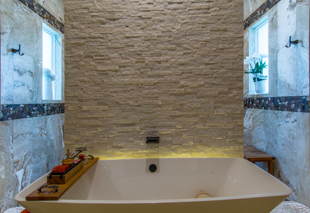 Пример оригинального дизайна: большая главная ванная комната в стиле кантри с фасадами с декоративным кантом, зелеными фасадами, отдельно стоящей ванной, двойным душем, унитазом-моноблоком, белой плиткой, каменной плиткой, коричневыми стенами, полом из травертина, настольной раковиной, столешницей из кварцита, разноцветным полом и открытым душем
