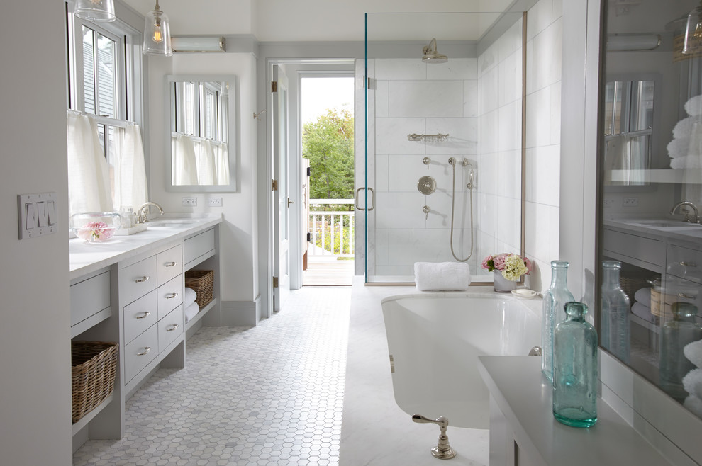 Источник вдохновения для домашнего уюта: ванная комната в морском стиле с врезной раковиной, плоскими фасадами, белыми фасадами, полновстраиваемой ванной, угловым душем, белой плиткой, белыми стенами и полом из мозаичной плитки