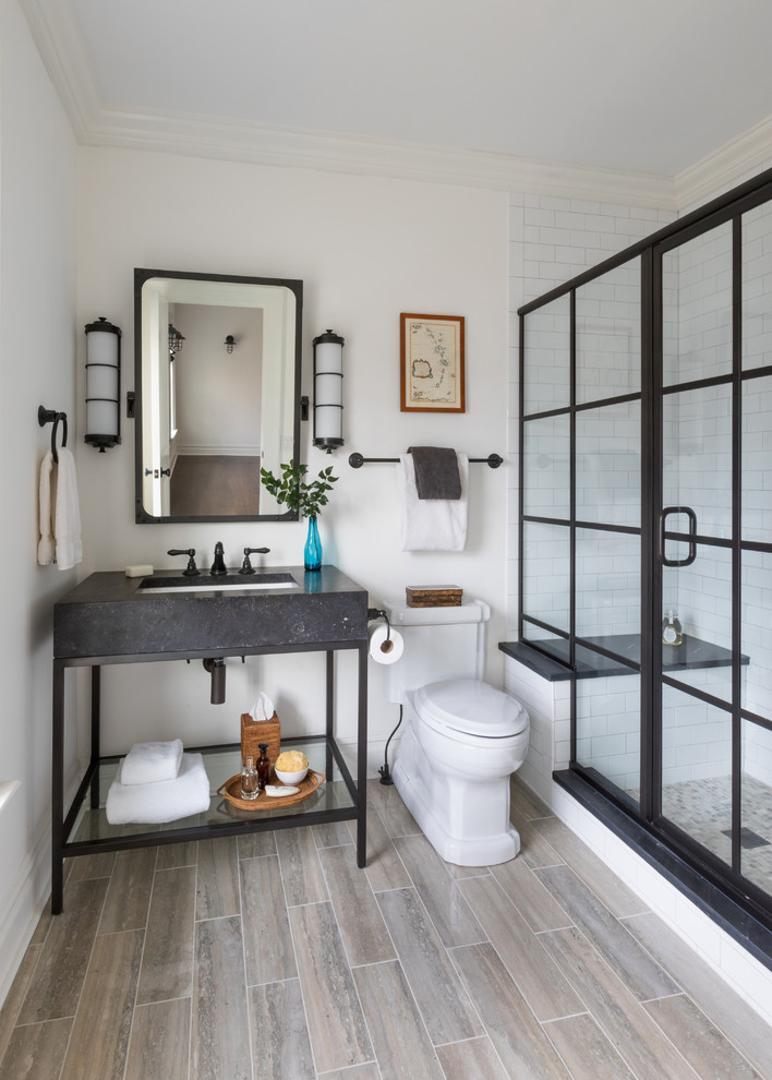 Свежая идея для дизайна: ванная комната в стиле неоклассика (современная классика) с открытыми фасадами, черными фасадами, душем в нише, раздельным унитазом, белой плиткой, плиткой кабанчик, белыми стенами, врезной раковиной, душем с распашными дверями и зеркалом с подсветкой - отличное фото интерьера
