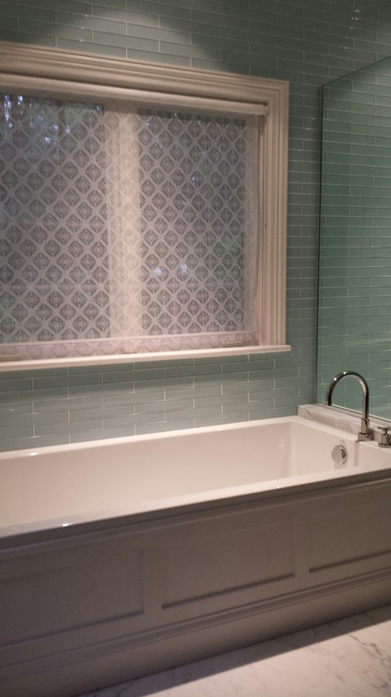 Идея дизайна: маленькая главная ванная комната в стиле модернизм с синей плиткой, стеклянной плиткой, белыми стенами и полом из травертина для на участке и в саду