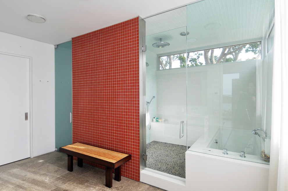 Свежая идея для дизайна: большая главная ванная комната в стиле модернизм с полновстраиваемой ванной, открытым душем, стеклянной плиткой, белыми стенами, полом из керамической плитки и красной плиткой - отличное фото интерьера