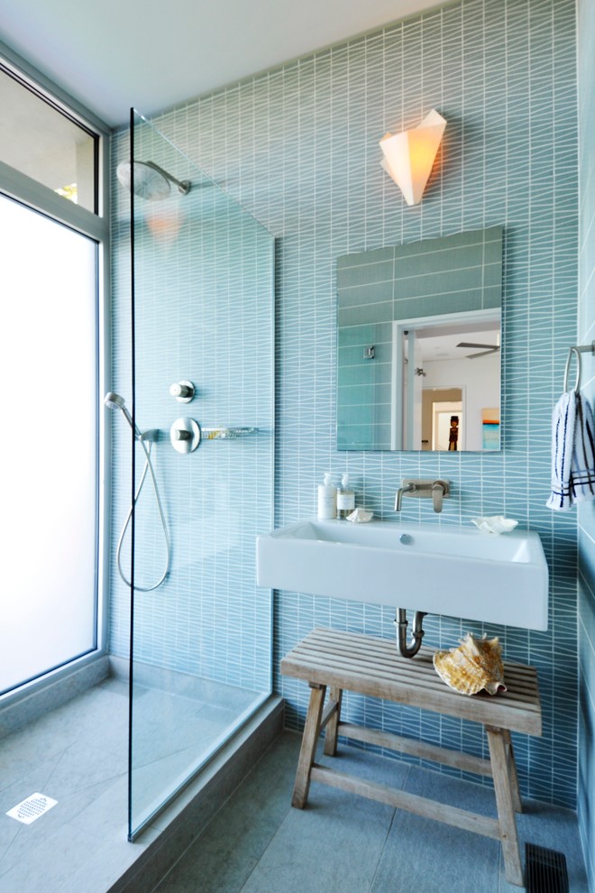 Идея дизайна: большая ванная комната в стиле модернизм с подвесной раковиной, открытым душем, зеленой плиткой, керамической плиткой, зелеными стенами и полом из известняка