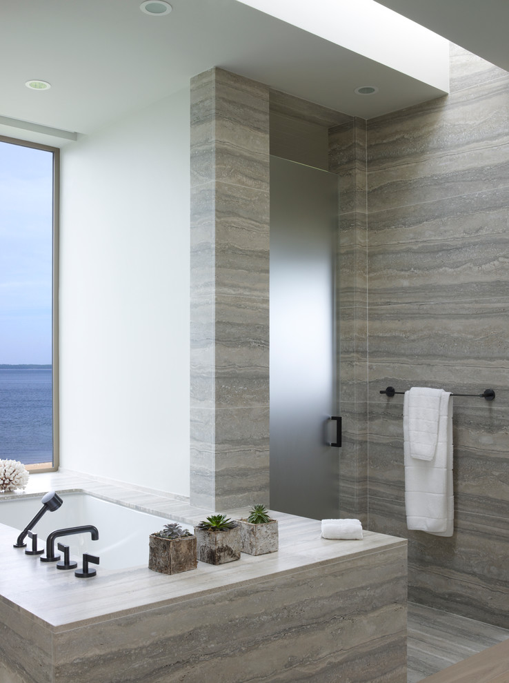 Modernes Badezimmer mit Unterbauwanne, Duschnische, grauen Fliesen und weißer Wandfarbe in New York