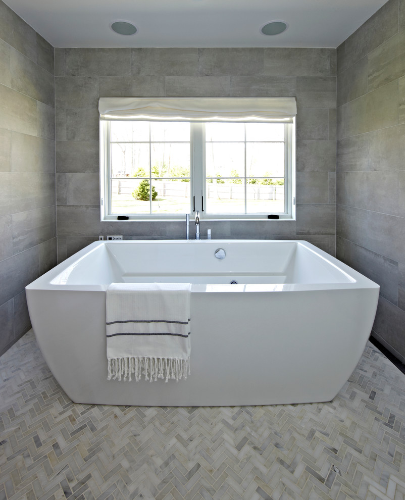 Стильный дизайн: ванная комната среднего размера в стиле модернизм с серыми стенами, полом из керамогранита и душевой кабиной - последний тренд