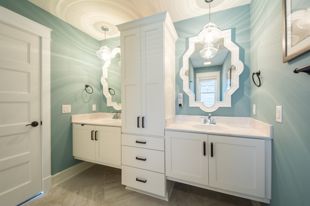 Idéer för mellanstora maritima badrum med dusch, med skåp i shakerstil, vita skåp, blå väggar, klinkergolv i keramik, ett integrerad handfat, bänkskiva i akrylsten och grått golv