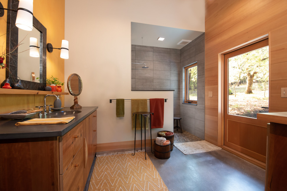 Inspiration för ett rustikt grå grått en-suite badrum, med skåp i mellenmörkt trä, en dusch i en alkov, en toalettstol med hel cisternkåpa, grå kakel, betonggolv, ett integrerad handfat, bänkskiva i betong, grått golv och med dusch som är öppen