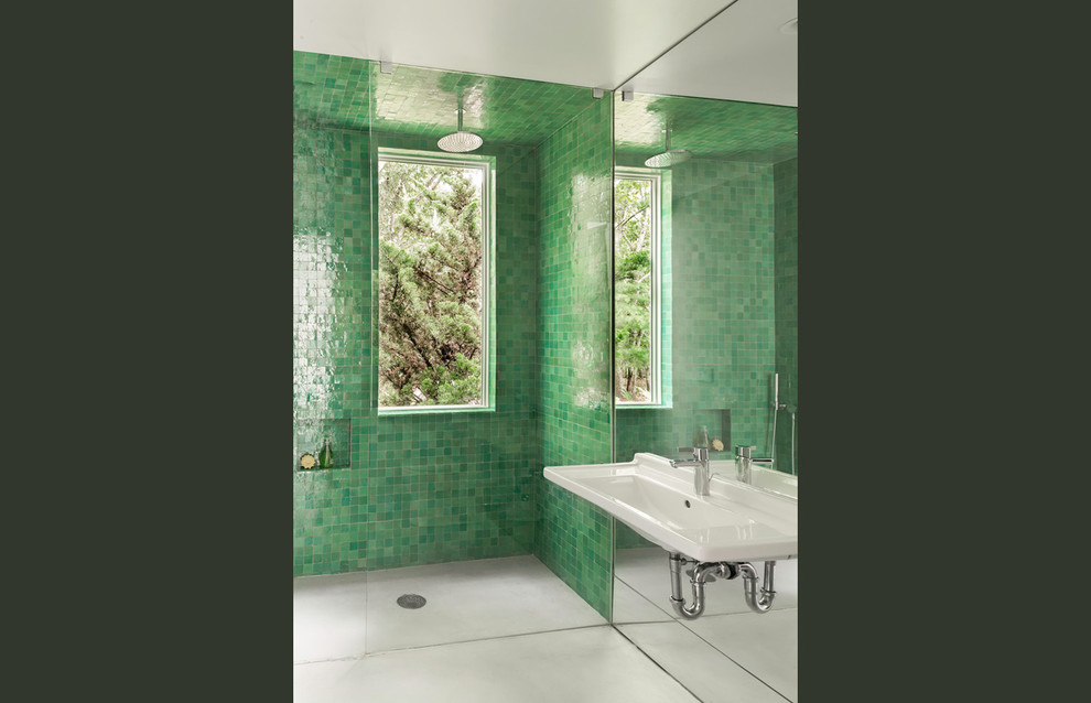 Idée de décoration pour une petite salle de bain design avec un lavabo suspendu, une douche ouverte, un carrelage vert, mosaïque et sol en béton ciré.