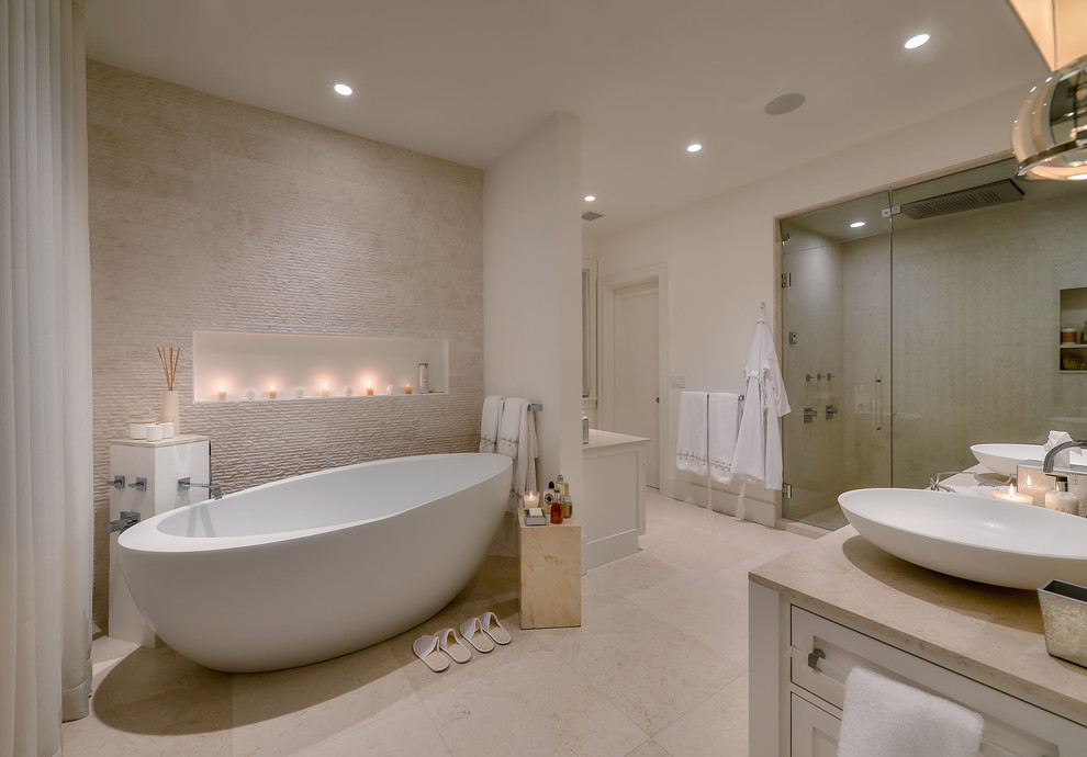 Idéer för ett modernt en-suite badrum, med luckor med infälld panel, vita skåp, ett fristående badkar, en dusch i en alkov, ett fristående handfat och dusch med gångjärnsdörr