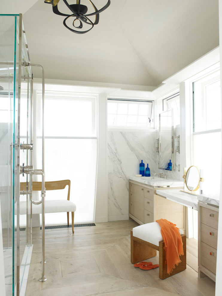 Esempio di una stanza da bagno minimal con ante lisce e ante in legno chiaro