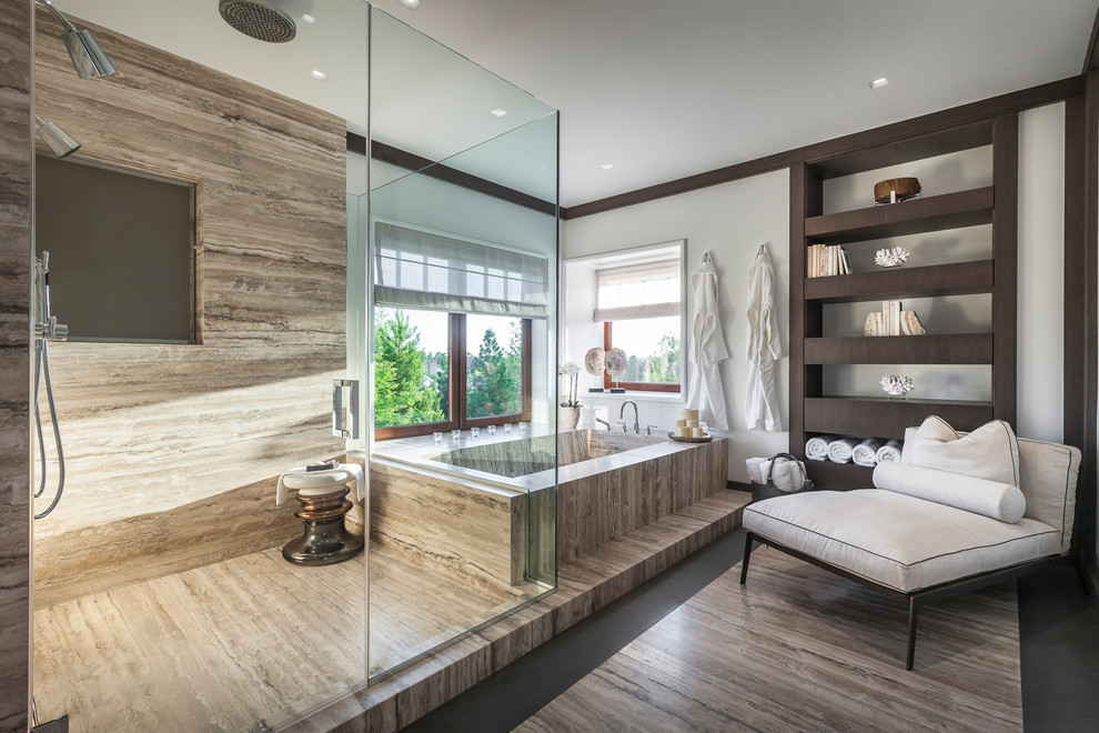 На фото: большая главная ванная комната в современном стиле с темными деревянными фасадами, белыми стенами, мраморным полом, открытыми фасадами, бежевой плиткой и окном с