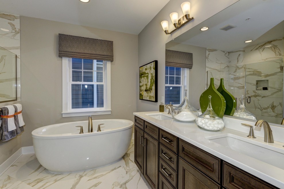 Immagine di una stanza da bagno padronale classica con ante a filo, ante in legno bruno, vasca freestanding, piastrelle marroni, piastrelle bianche, pareti grigie e lavabo sottopiano