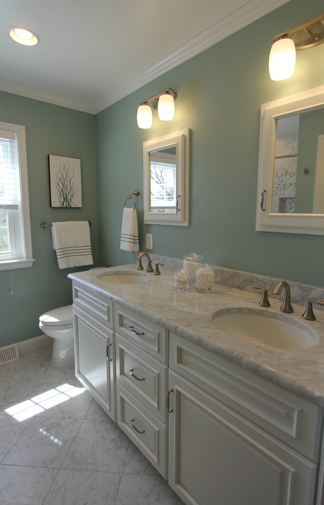 Idéer för ett mellanstort klassiskt vit en-suite badrum, med luckor med infälld panel, vita skåp, ett badkar i en alkov, en dusch/badkar-kombination, en toalettstol med separat cisternkåpa, grå kakel, flerfärgad kakel, vit kakel, stenkakel, gröna väggar, marmorgolv, ett undermonterad handfat, marmorbänkskiva och grått golv