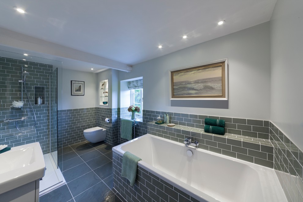 На фото: главная ванная комната среднего размера в стиле кантри с открытым душем, биде, белой плиткой, мраморной плиткой, белыми стенами, полом из керамогранита, консольной раковиной, серым полом и открытым душем