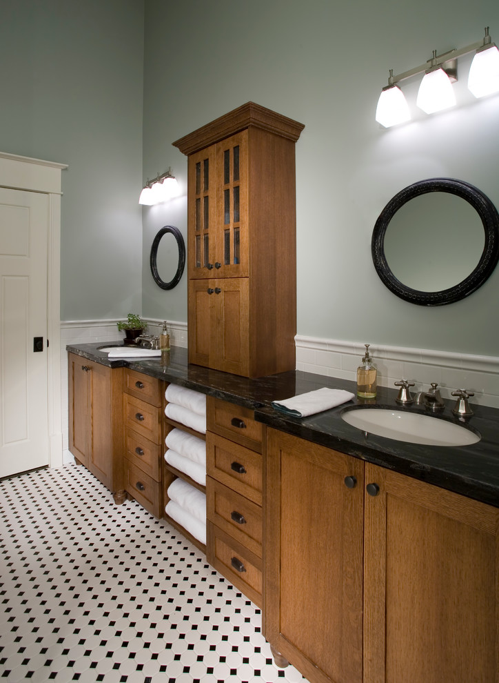 Immagine di una stanza da bagno tradizionale con lavabo sottopiano, ante in stile shaker, ante in legno scuro, piastrelle bianche, piastrelle diamantate e pareti grigie