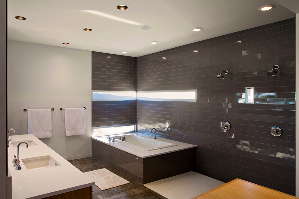 Идея дизайна: большая главная ванная комната в современном стиле с накладной ванной, открытым душем, серой плиткой, плиткой кабанчик, белыми стенами, врезной раковиной и столешницей из искусственного кварца