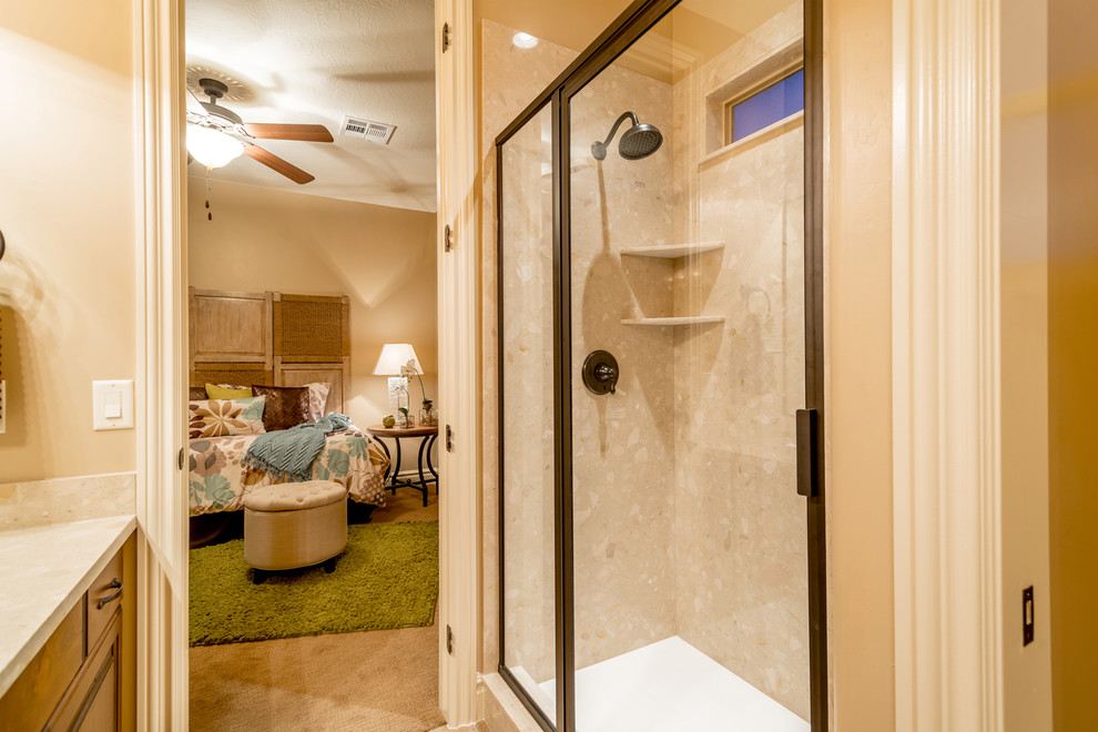 Inspiration pour une salle de bain traditionnelle en bois brun de taille moyenne avec un placard avec porte à panneau surélevé, un mur beige, un sol en carrelage de céramique et un plan de toilette en quartz modifié.