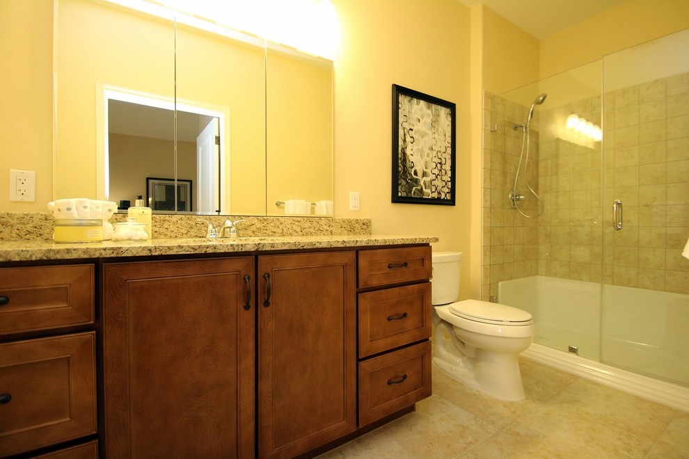 Свежая идея для дизайна: ванная комната в стиле неоклассика (современная классика) с душем в нише и душевой кабиной - отличное фото интерьера