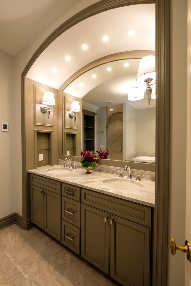 Bild på ett stort vintage en-suite badrum, med luckor med infälld panel, vita väggar, ett undermonterad handfat, granitbänkskiva, beiget golv och grå skåp