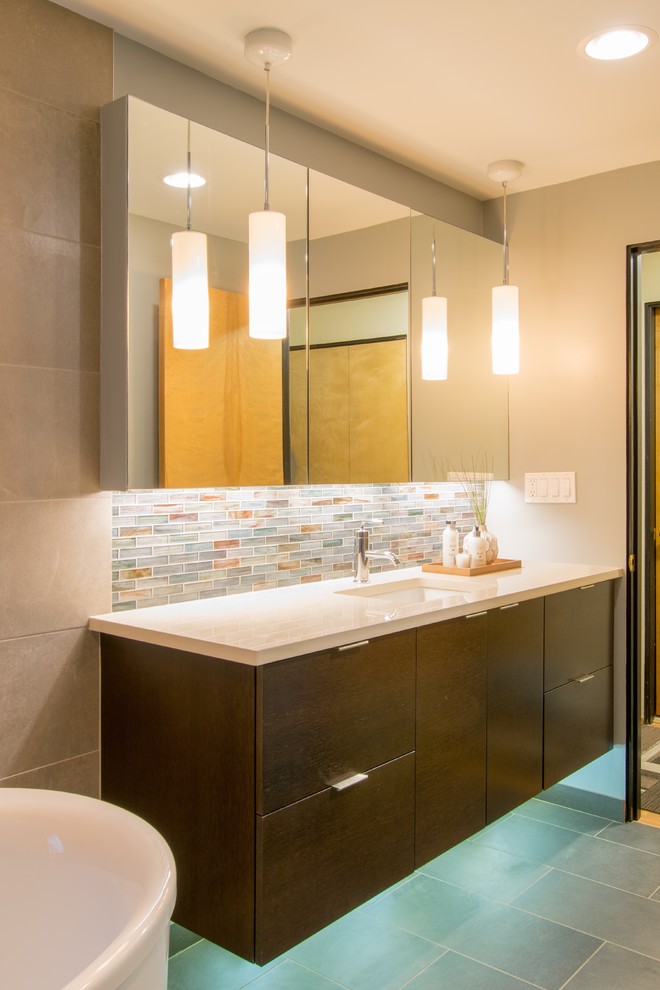 Пример оригинального дизайна: главная ванная комната среднего размера в современном стиле с плоскими фасадами, темными деревянными фасадами и столешницей из искусственного кварца