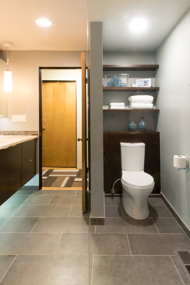 Пример оригинального дизайна: главная ванная комната среднего размера в современном стиле с плоскими фасадами, темными деревянными фасадами, столешницей из искусственного кварца и разноцветной плиткой