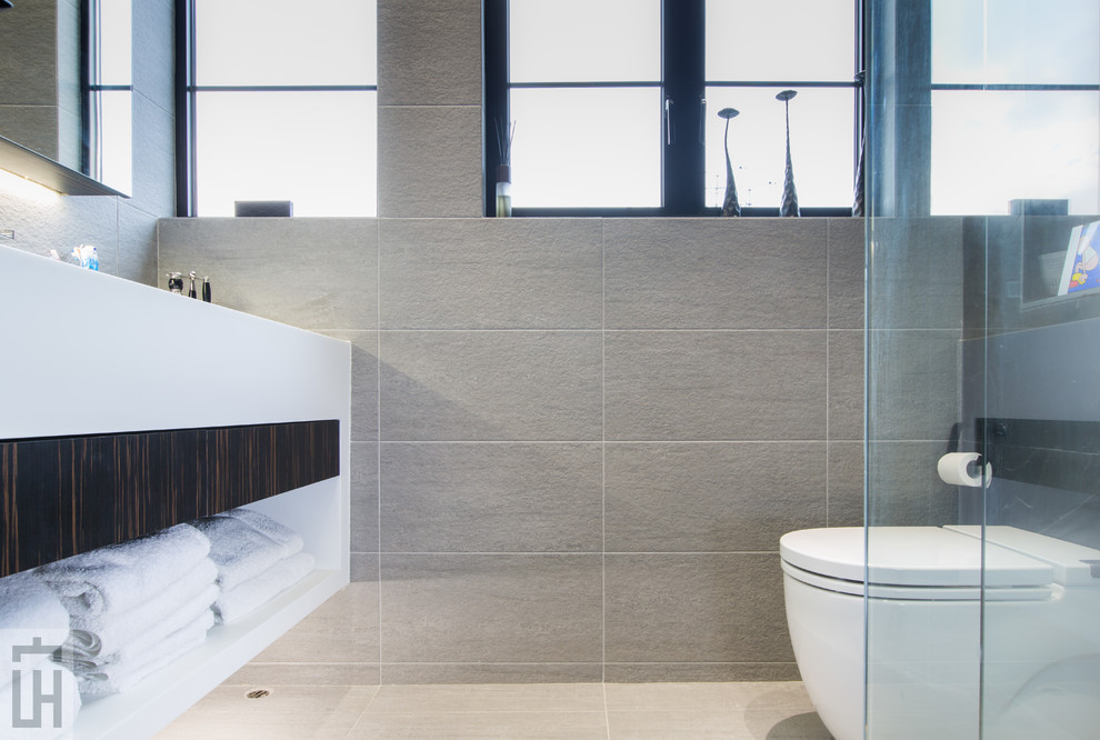 Источник вдохновения для домашнего уюта: ванная комната в стиле модернизм с фасадами цвета дерева среднего тона