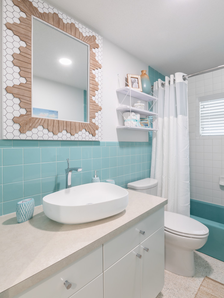 На фото: маленькая ванная комната в морском стиле с плоскими фасадами, белыми фасадами, накладной ванной, открытым душем, раздельным унитазом, зеленой плиткой, керамической плиткой, белыми стенами, полом из керамической плитки, душевой кабиной, консольной раковиной, столешницей из ламината, белым полом, шторкой для ванной, белой столешницей, нишей, тумбой под одну раковину и встроенной тумбой для на участке и в саду