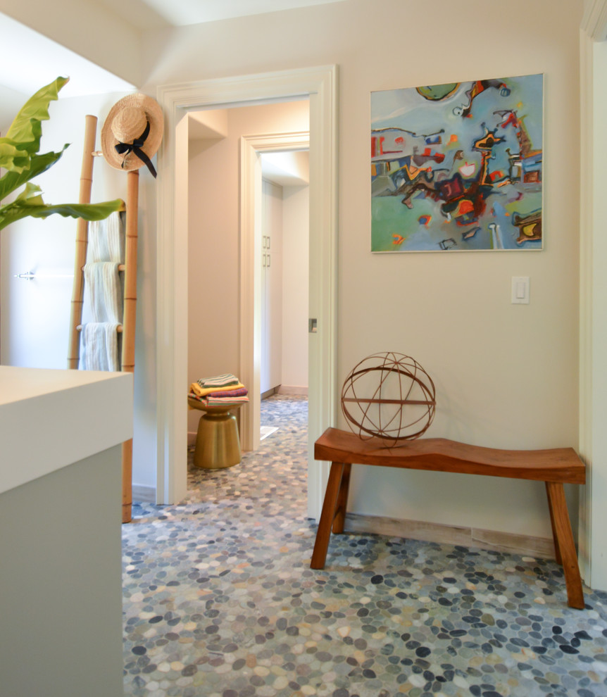На фото: ванная комната среднего размера в морском стиле с плоскими фасадами, серыми фасадами, душем в нише, инсталляцией, зеленой плиткой, керамогранитной плиткой, бежевыми стенами, полом из галечной плитки, душевой кабиной, раковиной с несколькими смесителями, столешницей из искусственного камня, зеленым полом и душем с раздвижными дверями