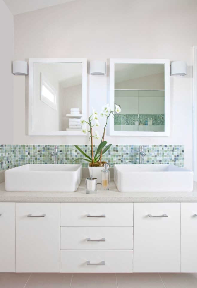 На фото: главная ванная комната среднего размера в стиле модернизм с плоскими фасадами, белыми фасадами, открытым душем, унитазом-моноблоком, зеленой плиткой, белыми стенами, полом из керамогранита, настольной раковиной и столешницей из искусственного кварца с