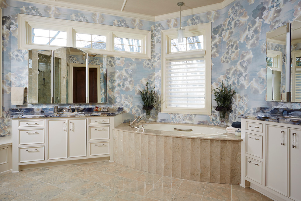 Пример оригинального дизайна: главная ванная комната в классическом стиле с фасадами с декоративным кантом, бежевыми фасадами, угловой ванной, разноцветными стенами и окном