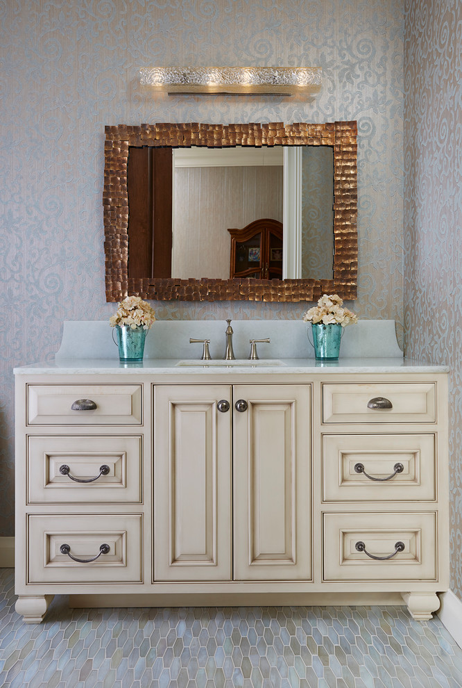 Foto di una stanza da bagno chic con ante beige, pareti multicolore e ante con bugna sagomata