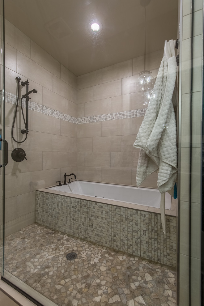 Mittelgroßes Klassisches Duschbad mit beigen Fliesen, beiger Wandfarbe, Aufsatzwaschbecken, Falttür-Duschabtrennung, Badewanne in Nische, Duschnische, Keramikfliesen, Kiesel-Bodenfliesen und braunem Boden in Salt Lake City