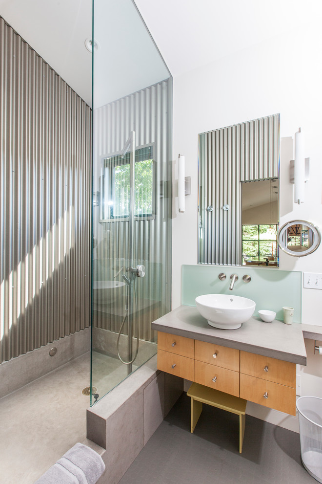 Immagine di una stanza da bagno contemporanea con lavabo a bacinella, ante lisce, ante in legno scuro, doccia aperta, piastrelle in metallo e doccia aperta