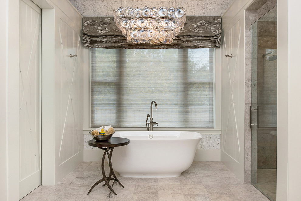 Exempel på ett stort lantligt en-suite badrum, med ett fristående badkar, beige väggar, dusch med gångjärnsdörr, en dusch i en alkov, grå kakel, porslinskakel, klinkergolv i porslin och grått golv