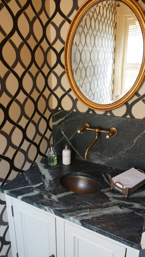 Стильный дизайн: ванная комната среднего размера в викторианском стиле с писсуаром, красными стенами, бетонным полом, раковиной с пьедесталом и серым полом - последний тренд