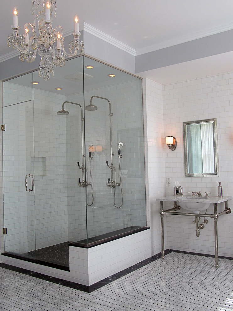 Idéer för stora vintage en-suite badrum, med en hörndusch, vit kakel, tunnelbanekakel, grå väggar, marmorgolv, ett piedestal handfat, marmorbänkskiva, grått golv och dusch med gångjärnsdörr