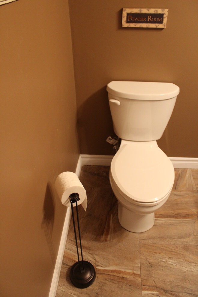 Inspiration för mellanstora klassiska toaletter, med släta luckor, svarta skåp, en toalettstol med hel cisternkåpa, bruna väggar, klinkergolv i keramik, ett integrerad handfat och bänkskiva i kvartsit