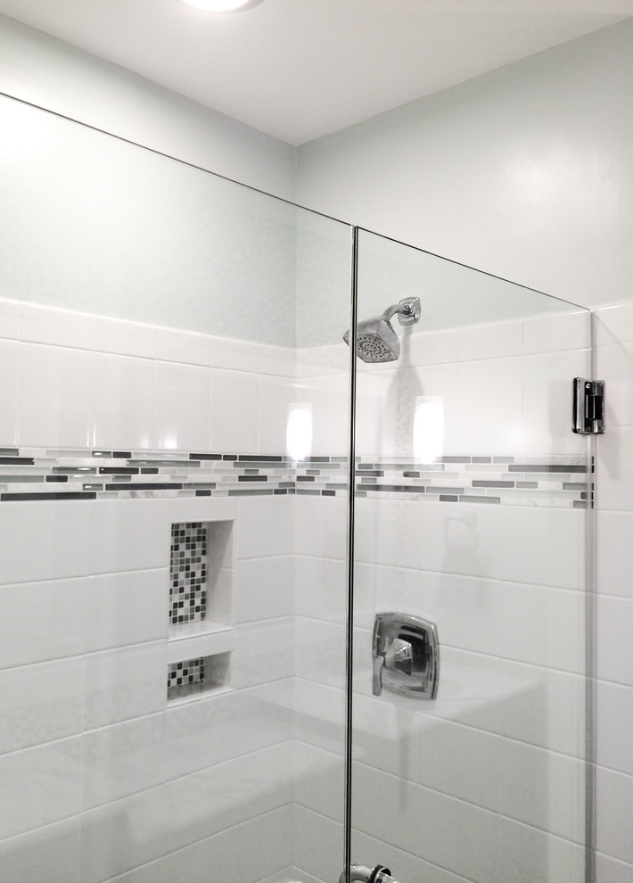 Cette photo montre une salle de bain principale chic de taille moyenne avec un carrelage multicolore, mosaïque, un mur gris, un sol en carrelage de porcelaine, un lavabo encastré, un plan de toilette en marbre, un sol gris et une cabine de douche à porte battante.