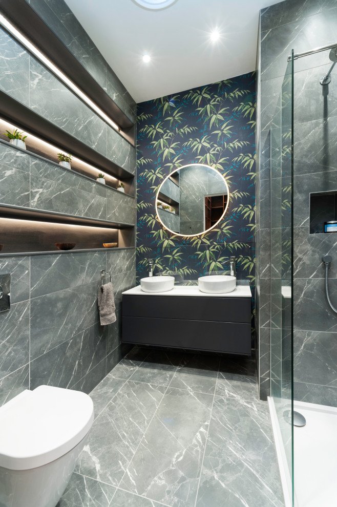Modernes Badezimmer mit flächenbündigen Schrankfronten, grauen Schränken, Wandtoilette, grauen Fliesen, bunten Wänden, Aufsatzwaschbecken, grauem Boden, offener Dusche, weißer Waschtischplatte, Wandnische, Doppelwaschbecken, schwebendem Waschtisch und Tapetenwänden in Edinburgh