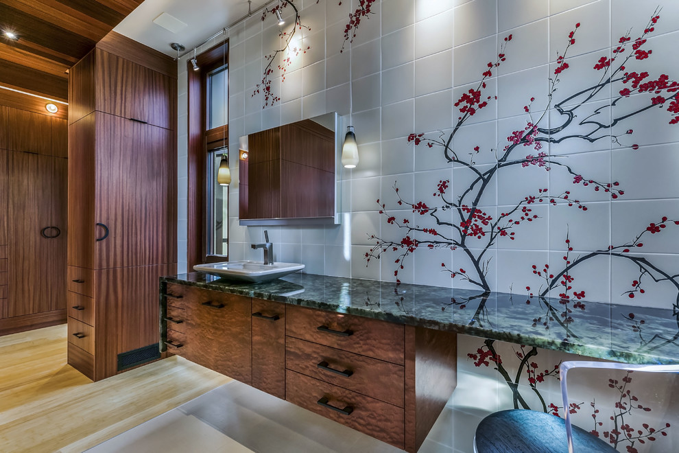 Cette photo montre une grande salle de bain principale tendance avec un placard à porte plane, des portes de placard marrons, une vasque et un plan de toilette vert.