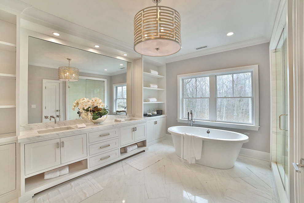Идея дизайна: главная ванная комната в стиле неоклассика (современная классика) с фасадами в стиле шейкер, белыми фасадами, отдельно стоящей ванной, бежевыми стенами и врезной раковиной