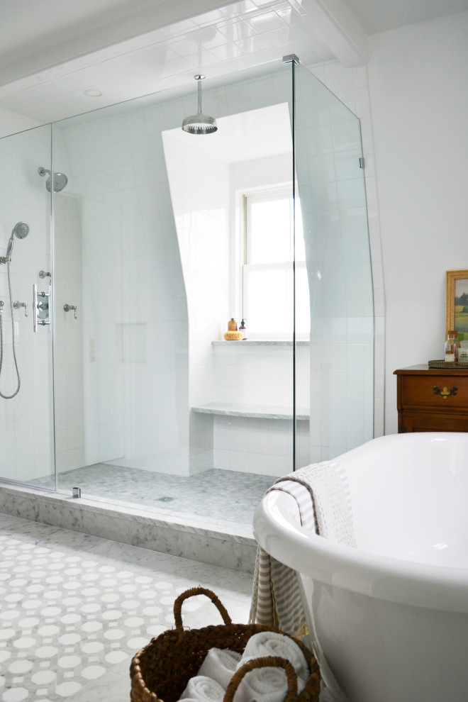 Идея дизайна: ванная комната в стиле неоклассика (современная классика) с белой плиткой, плиткой кабанчик, белыми стенами, полом из мозаичной плитки, подвесной раковиной и разноцветным полом